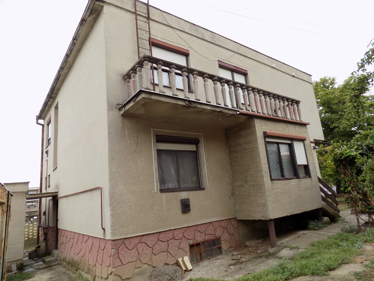 Viacgeneračný rodinný dom s garážou a záhradou v Tvrdošovciach