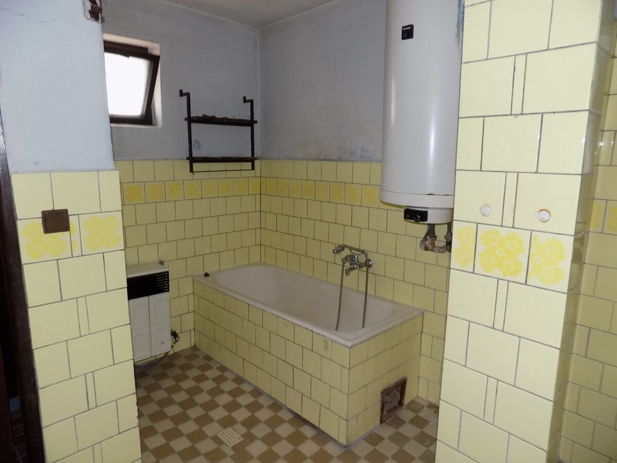 Viacgeneračný rodinný dom s garážou a záhradou v Tvrdošovciach — foto 6