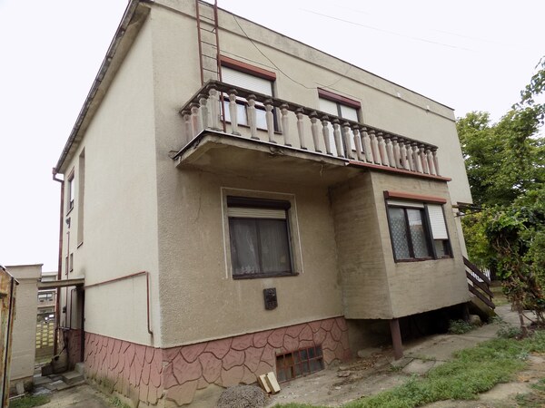 Viacgeneračný rodinný dom s garážou a záhradou v Tvrdošovciach
