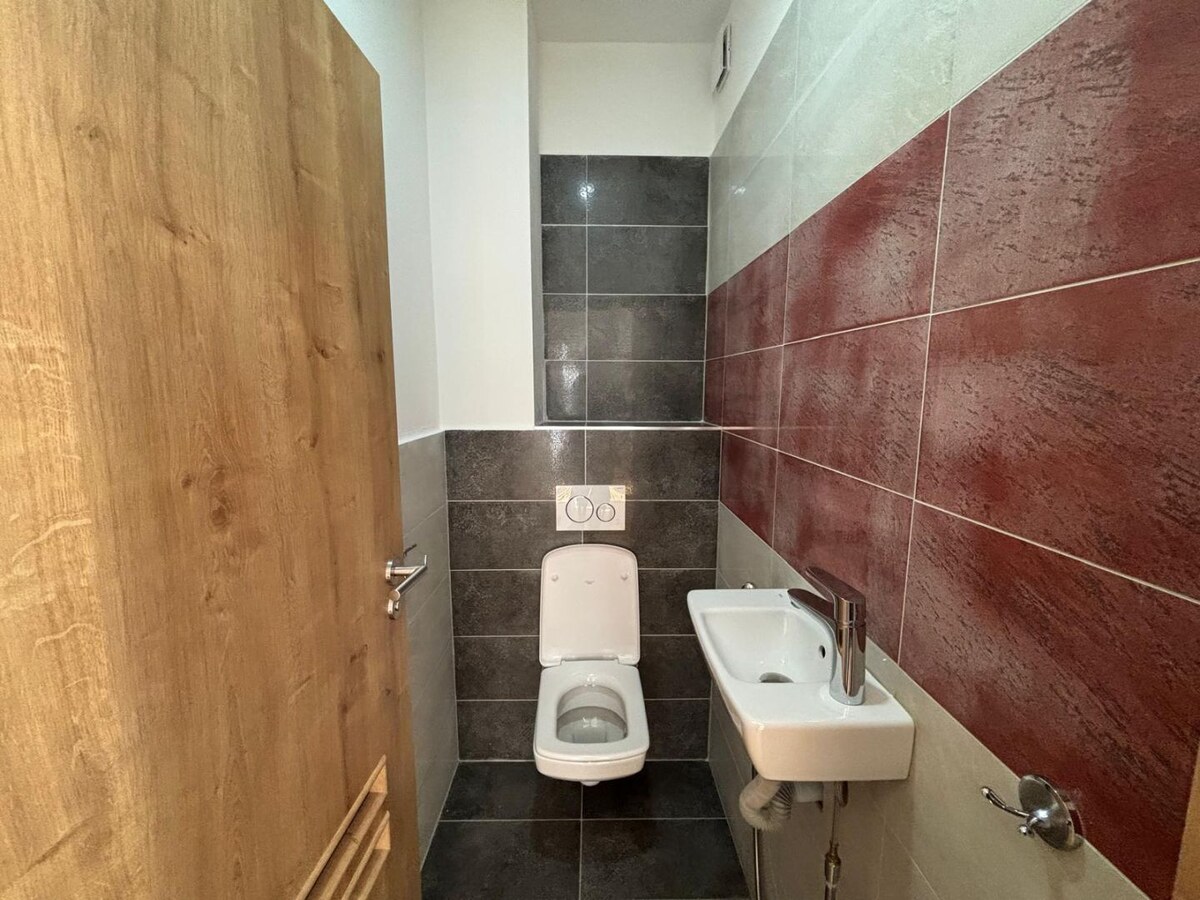 Priestranný 3-izbový byt v širšom centre mesta na prenájom — foto 10