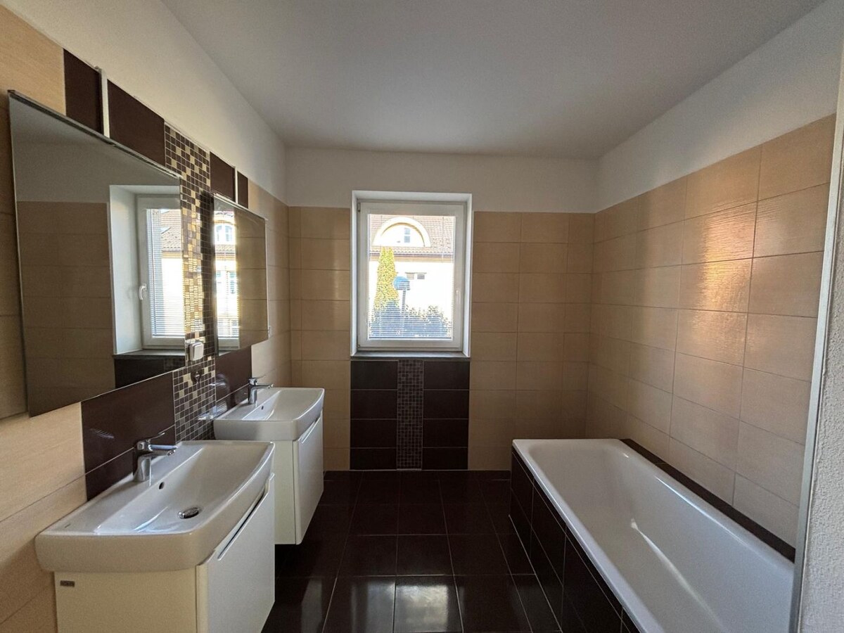 Priestranný 3-izbový byt v širšom centre mesta na prenájom — foto 8