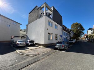 Priestranný 3-izbový byt v širšom centre mesta na prenájom — foto 1