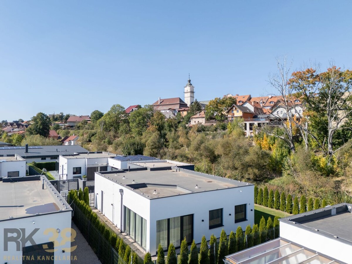 Moderný kompletne zariadený rodinný dom so záhradou a garážou