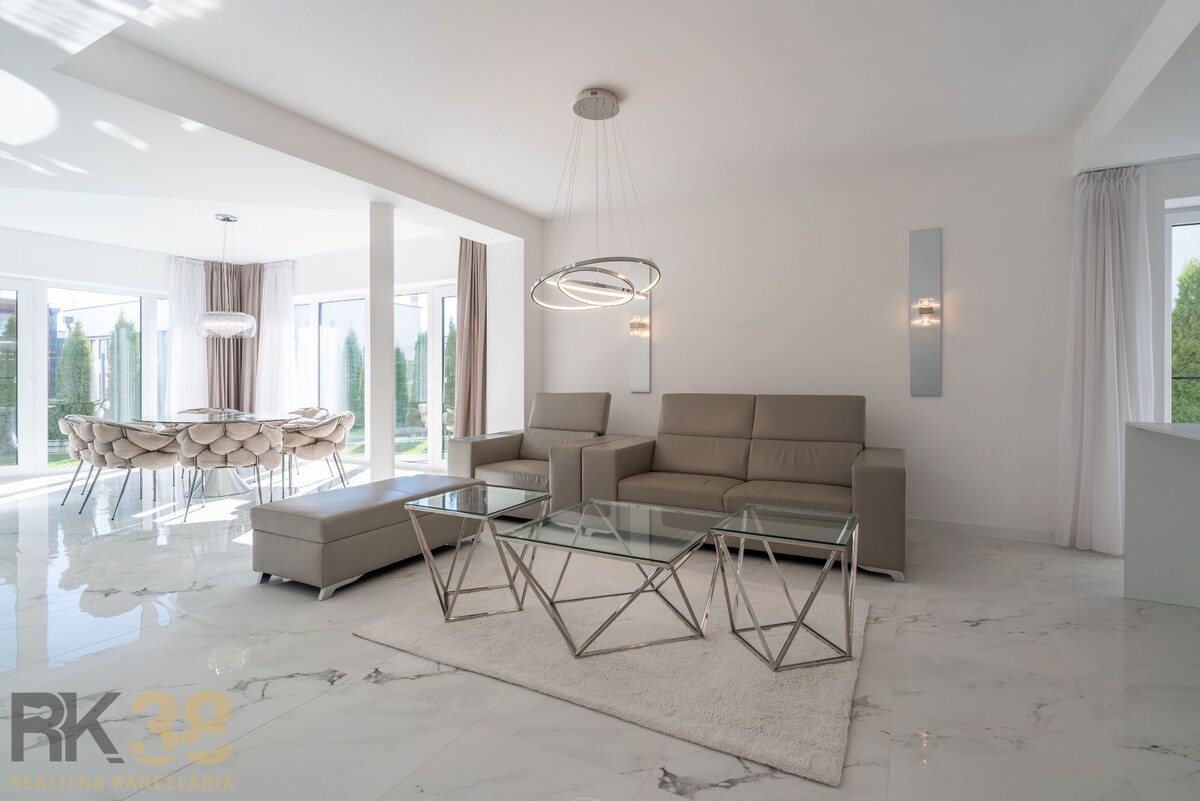 Moderný kompletne zariadený rodinný dom so záhradou a garážou — foto 2