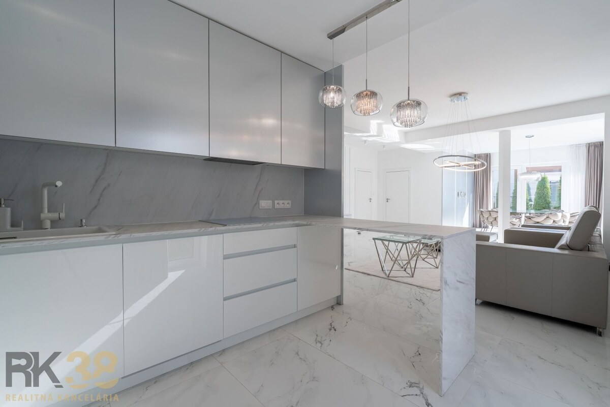 Moderný kompletne zariadený rodinný dom so záhradou a garážou — foto 7