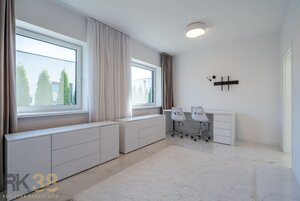 Moderný kompletne zariadený rodinný dom so záhradou a garážou — foto 12