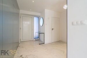 Moderný kompletne zariadený rodinný dom so záhradou a garážou — foto 15