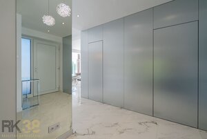 Moderný kompletne zariadený rodinný dom so záhradou a garážou — foto 16
