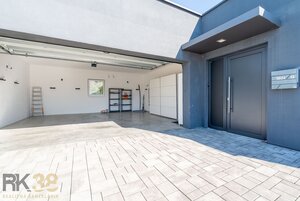 Moderný kompletne zariadený rodinný dom so záhradou a garážou — foto 20