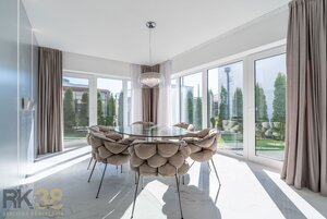 Moderný kompletne zariadený rodinný dom so záhradou a garážou — foto 3