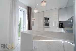 Moderný kompletne zariadený rodinný dom so záhradou a garážou — foto 5