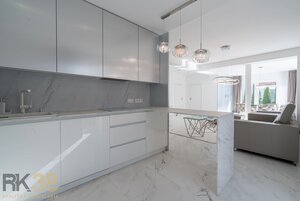 Moderný kompletne zariadený rodinný dom so záhradou a garážou — foto 7
