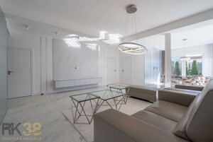 Moderný kompletne zariadený rodinný dom so záhradou a garážou — foto 8