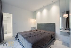 Moderný kompletne zariadený rodinný dom so záhradou a garážou — foto 9