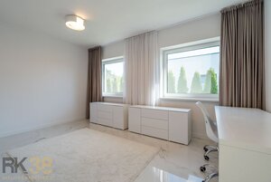 Prenájom:Moderný kompletne zariadený rodinný dom so záhradou a garážou — foto 10
