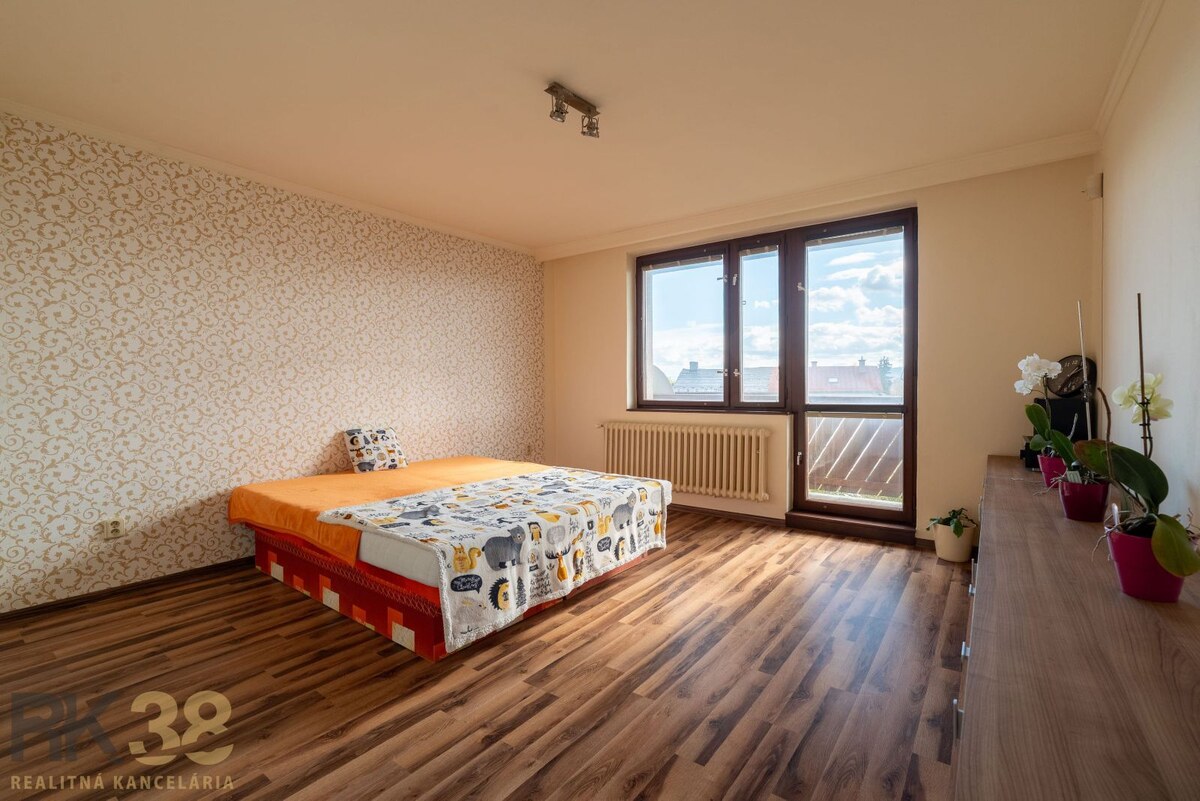 Veľkorysý radový rodinný dom so záhradou a garážou | Spišská Sobota — foto 5