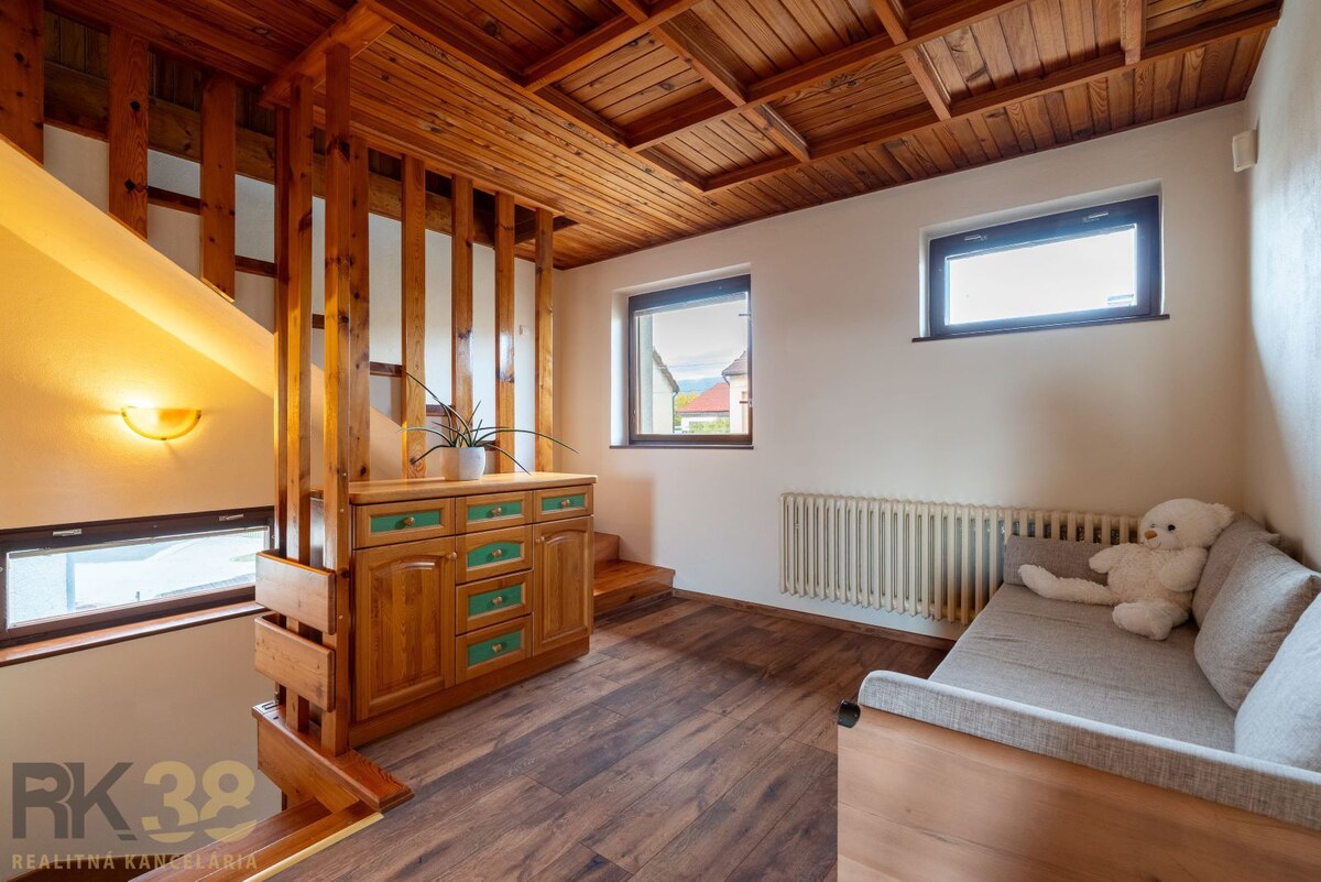 Veľkorysý radový rodinný dom so záhradou a garážou | Spišská Sobota — foto 7