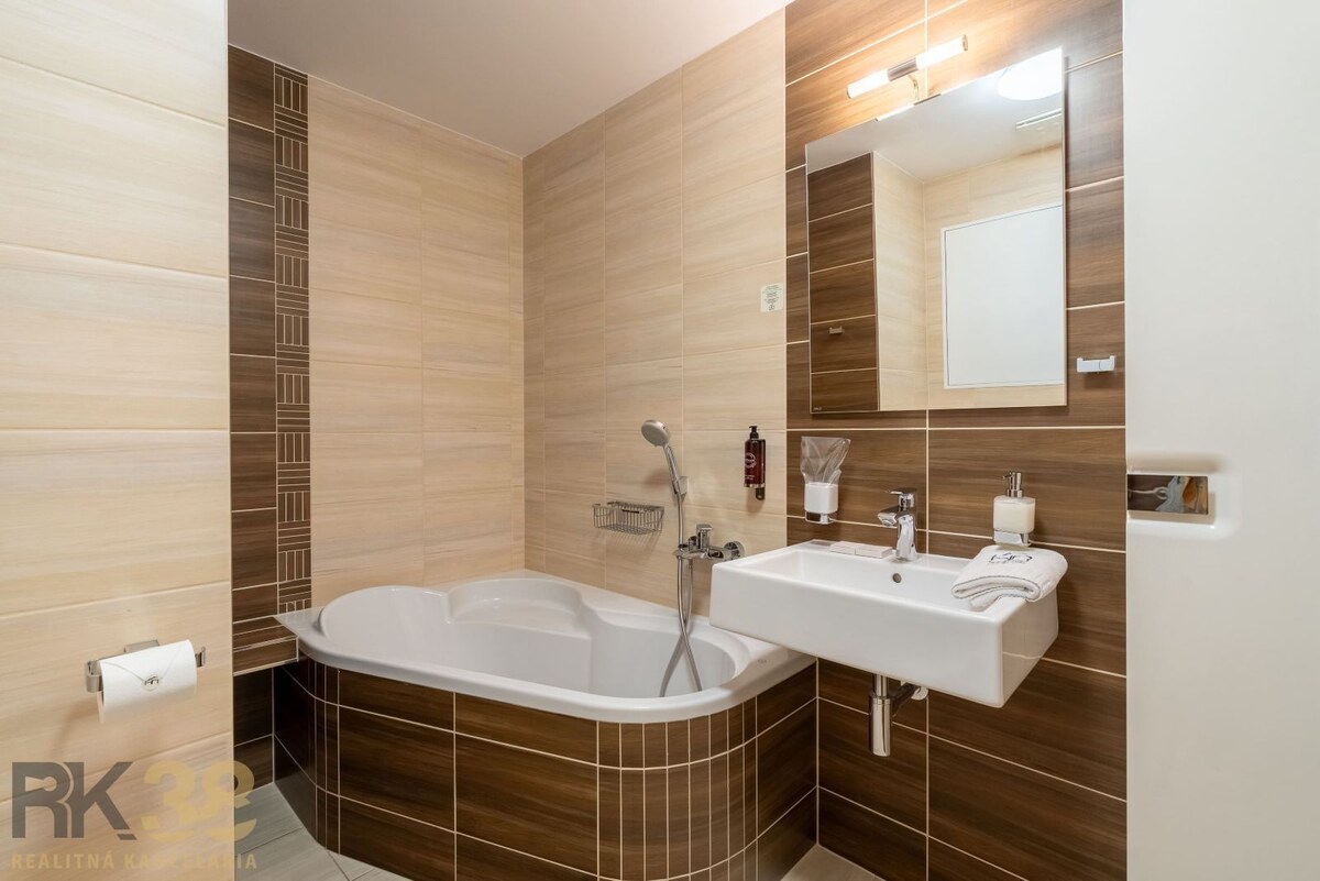 Exkluzívny apartmán pod tatranskými štítmi v Hrebienok Resort**** — foto 10
