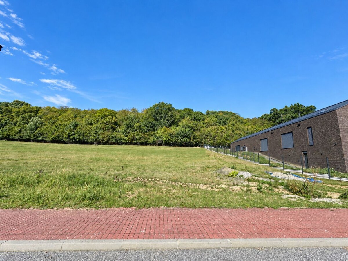 Stavebný pozemok pre menší developerský projekt pri lese a pod hradom — foto 2