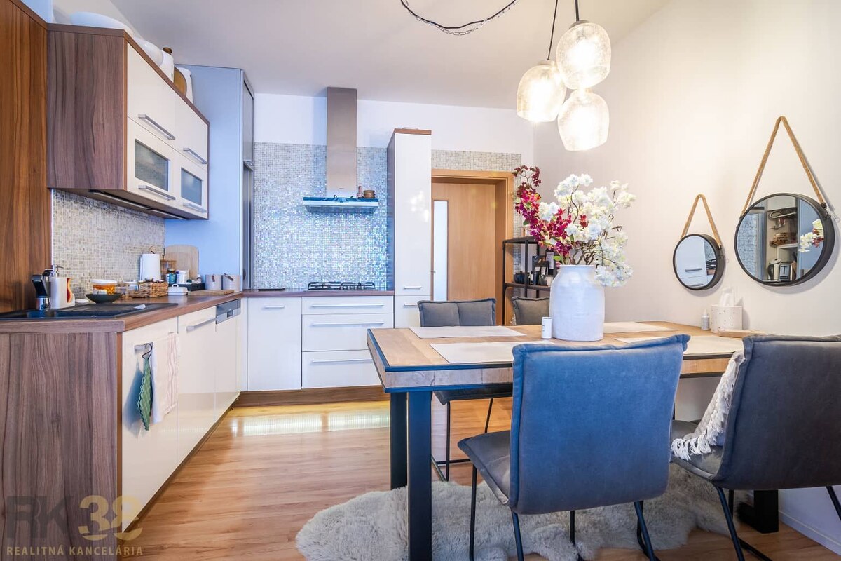 Moderný 3-izbový byt s balkónom a parkovacím státím