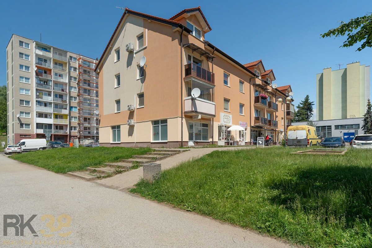 Moderný 3-izbový byt s balkónom a parkovacím státím — foto 15