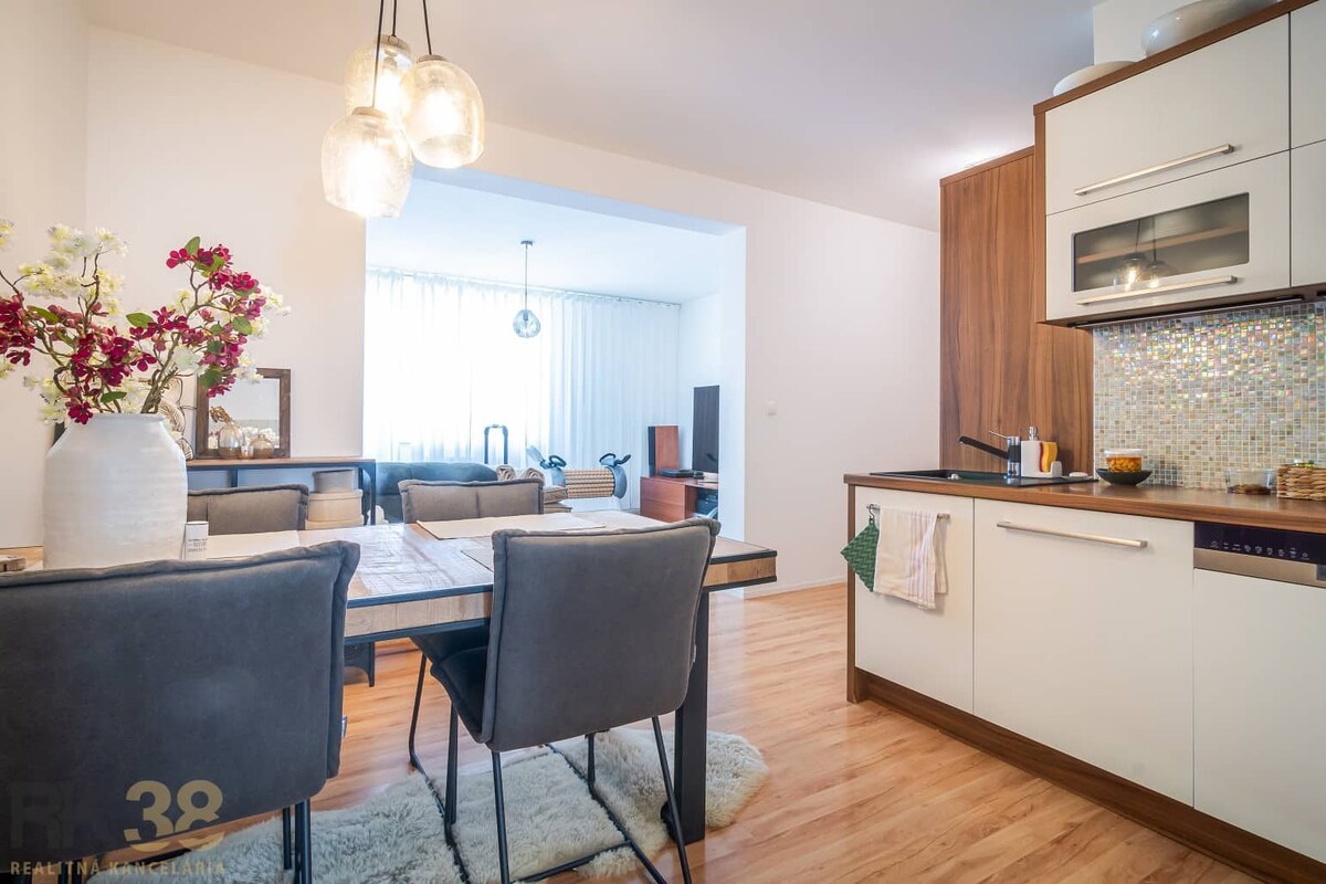 Moderný 3-izbový byt s balkónom a parkovacím státím — foto 2