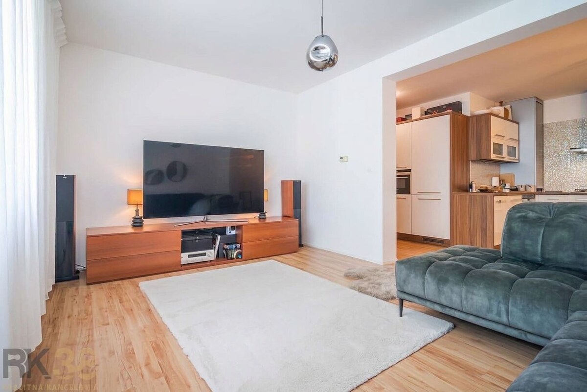 Moderný 3-izbový byt s balkónom a parkovacím státím — foto 3