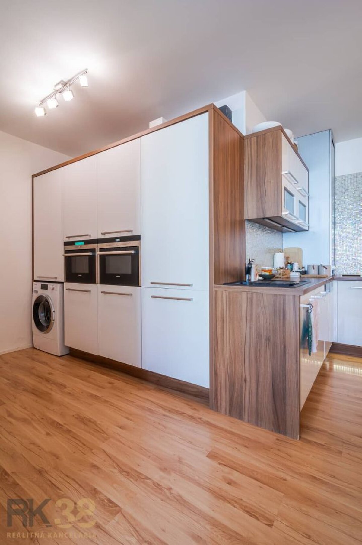 Moderný 3-izbový byt s balkónom a parkovacím státím — foto 8
