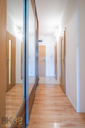 Moderný 3-izbový byt s balkónom a parkovacím státím — foto 12