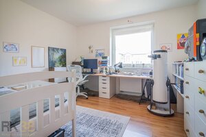Moderný 3-izbový byt s balkónom a parkovacím státím — foto 7