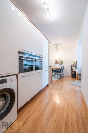 Moderný 3-izbový byt s balkónom a parkovacím státím — foto 9