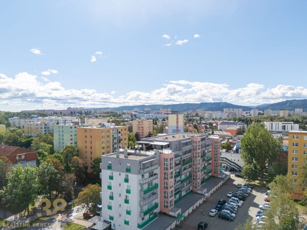 Priestranný 3-izbový byt s veľkým balkónom v bytovom dome Javor