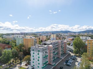Priestranný 3-izbový byt s veľkým balkónom v bytovom dome Javor — foto 1