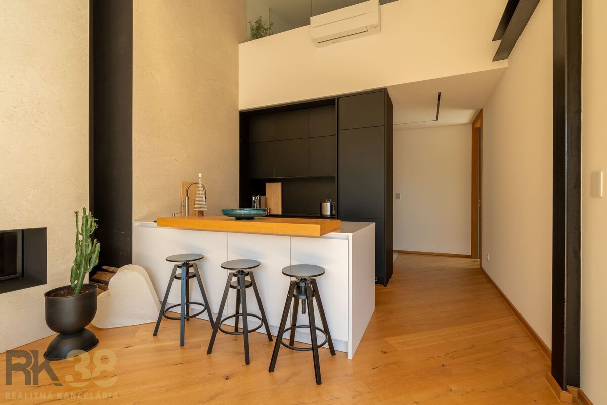 Exkluzívny 100 m² apartmán s terasou a výhľadom na Slavkovský štít — foto 12