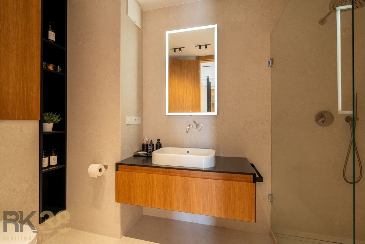Exkluzívny 100 m² apartmán s terasou a výhľadom na Slavkovský štít — foto 20