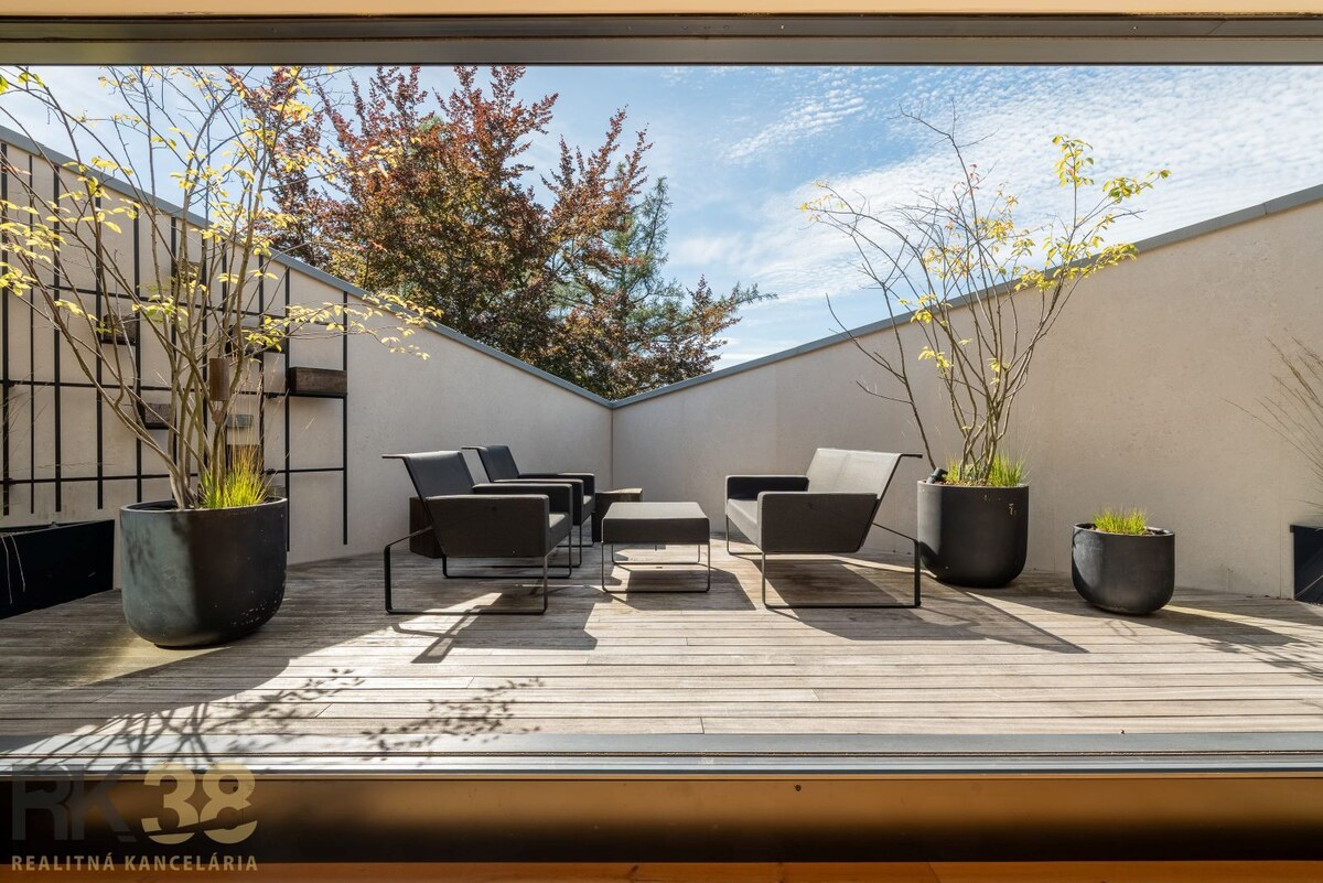 Exkluzívny 100 m² apartmán s terasou a výhľadom na Slavkovský štít — foto 6