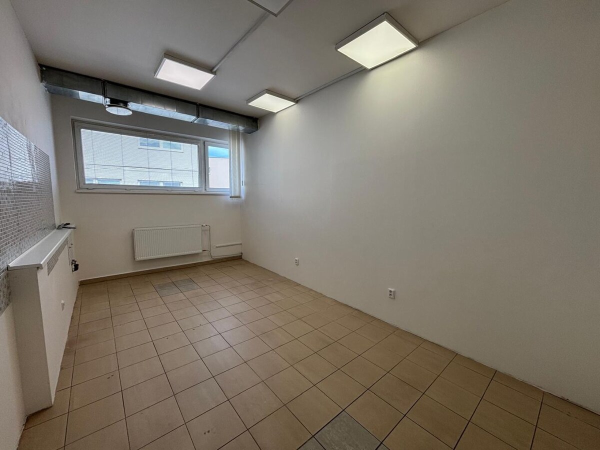 Prenájom kancelárskych priestorov v OD Prior v širšom centre Popradu — foto 13