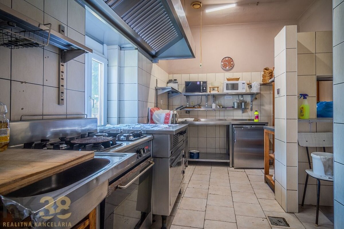 Reštauračný objekt s možnosťou prestavby na byty či kancelárie — foto 17