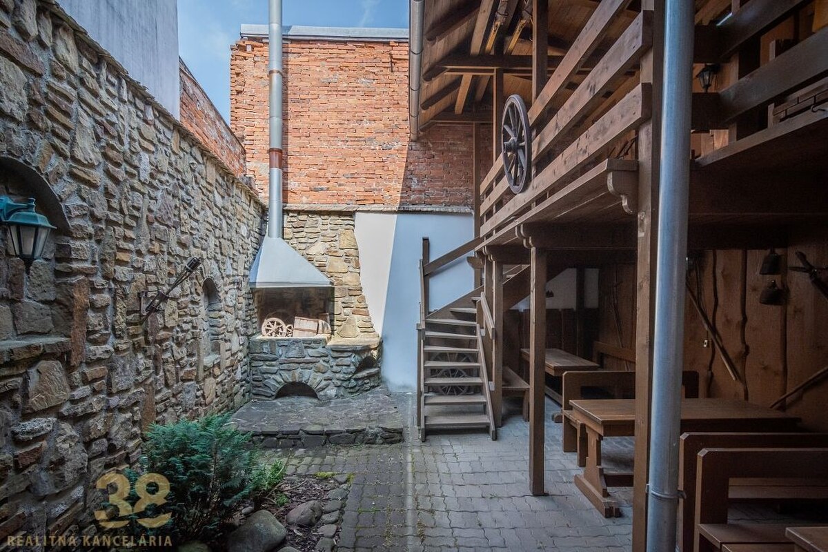 Reštauračný objekt s možnosťou prestavby na byty či kancelárie — foto 19