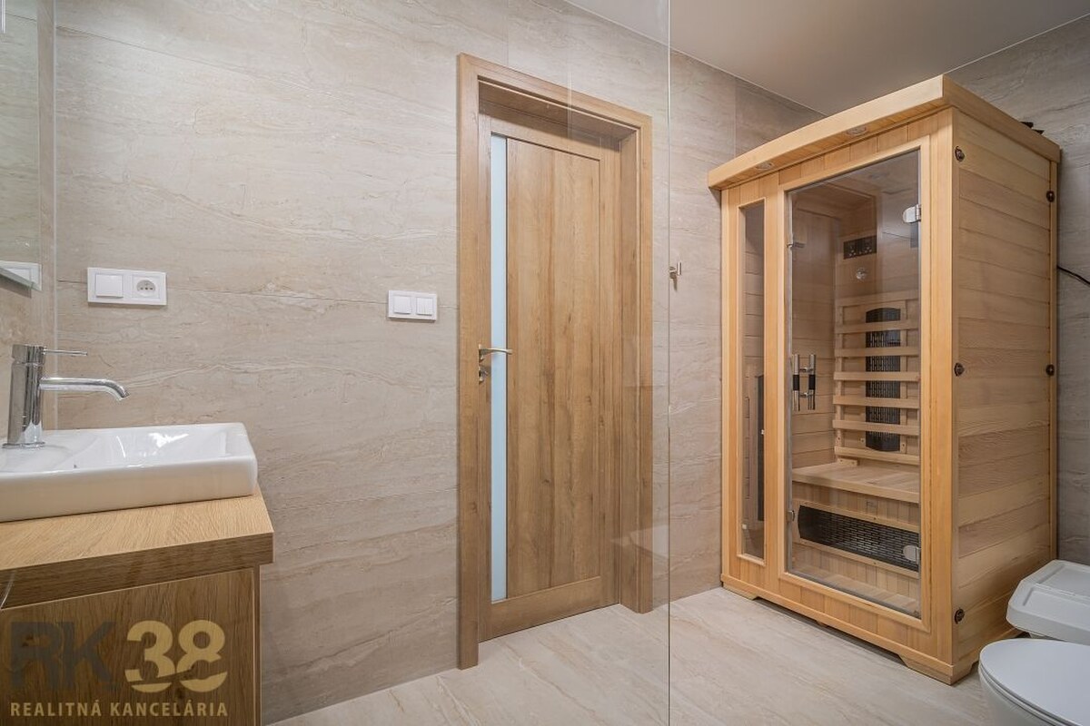 Exkluzívny 4-izbový apartmán s dvomi terasami a samostatným vstupom — foto 12