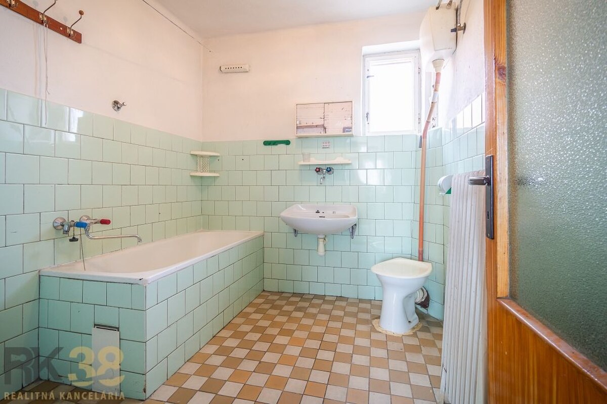 Rodinný dom v Mlynici so slnečným pozemkom a výborným potenciálom — foto 15
