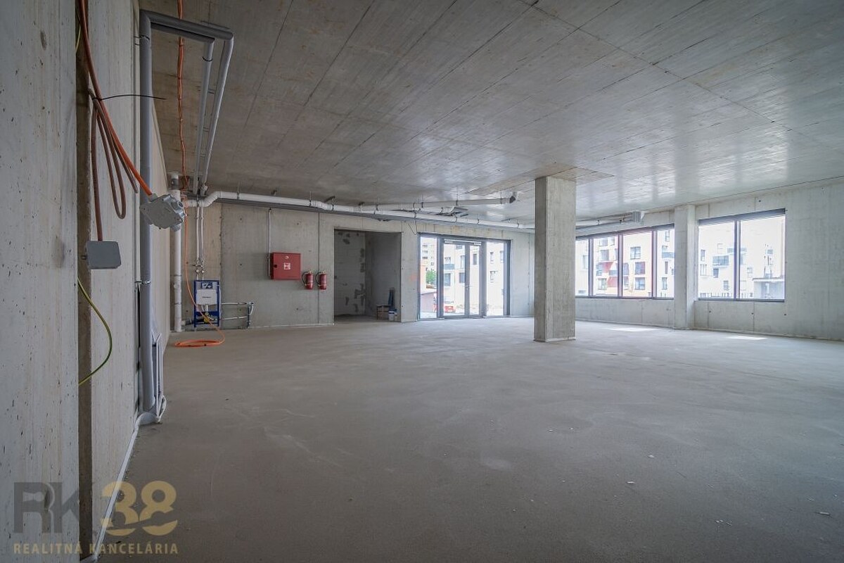 Na predaj–priestranné obchodné priestory v projekte Baťove rezidencie — foto 9