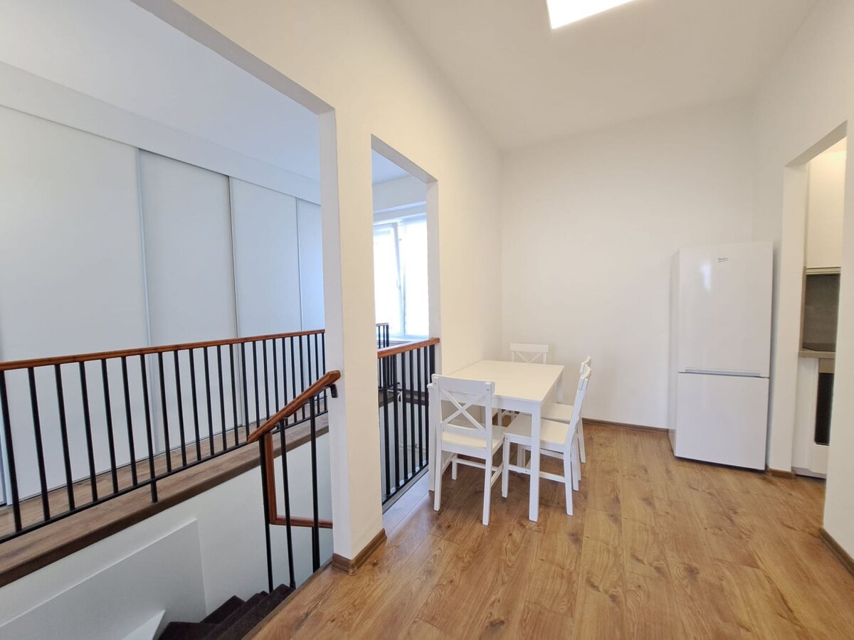 Priestranný 2,5-izbový byt (100 m²) priamo na Námestí sv. Egídia
