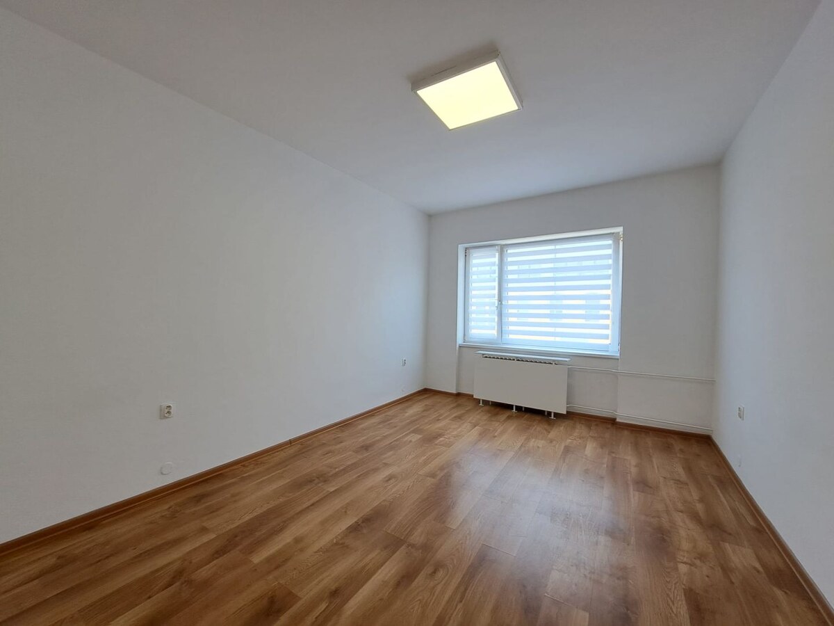 Priestranný 2,5-izbový byt (100 m²) priamo na Námestí sv. Egídia — foto 4