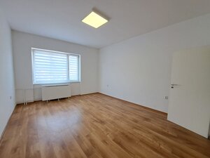 Priestranný 2,5-izbový byt (100 m²) priamo na Námestí sv. Egídia — foto 3