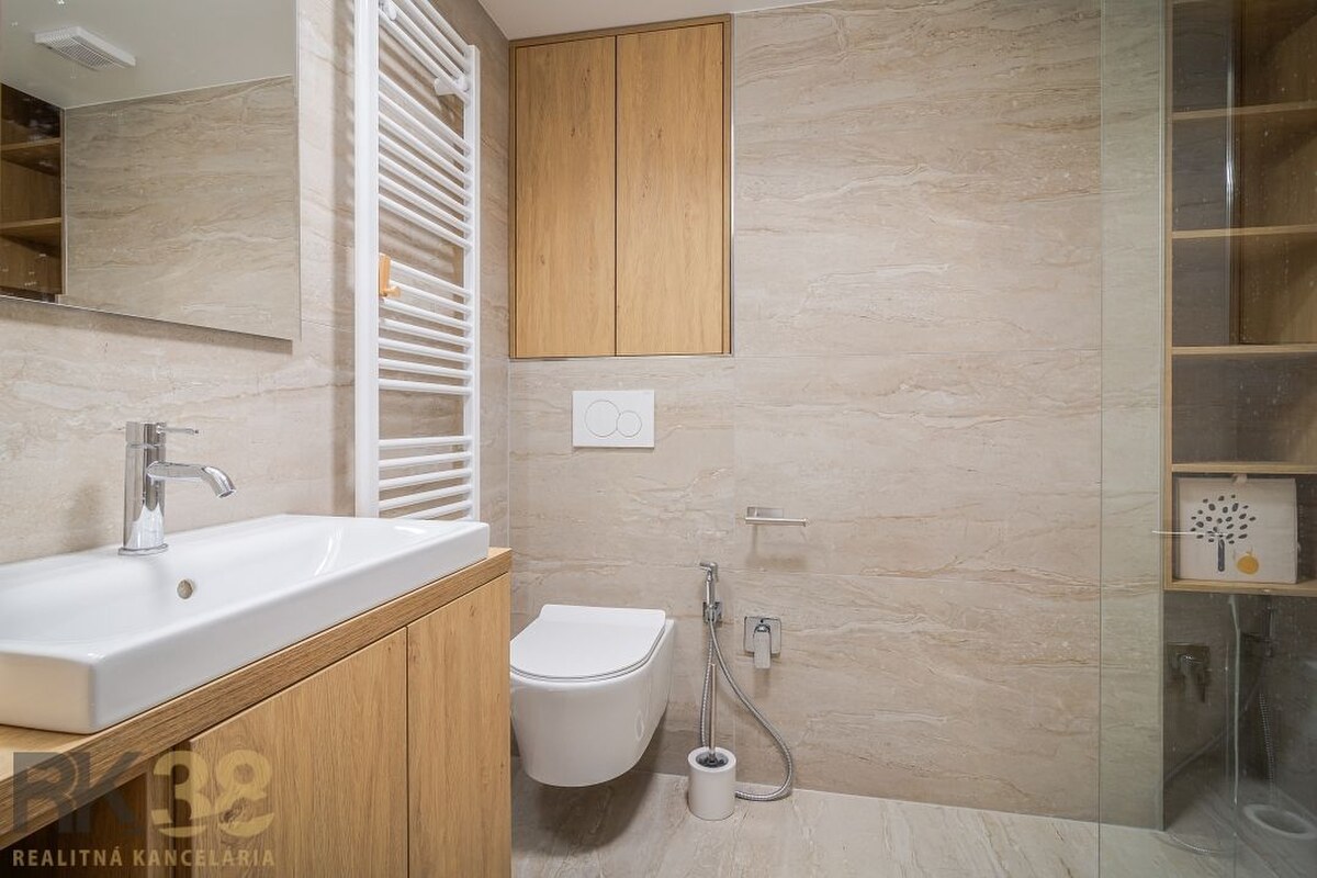 Na prenájom kompletne zariadený 4-izbový apartmán s dvomi terasami — foto 10