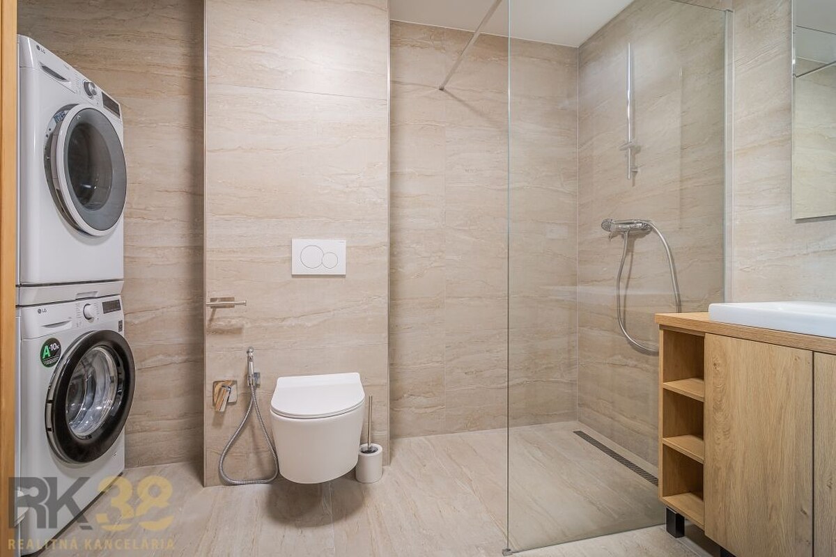 Na prenájom kompletne zariadený 4-izbový apartmán s dvomi terasami — foto 11