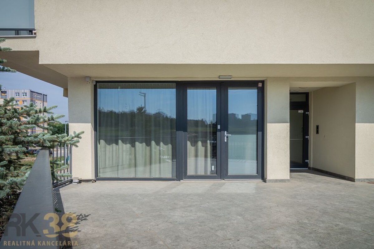 Na prenájom kompletne zariadený 4-izbový apartmán s dvomi terasami — foto 16