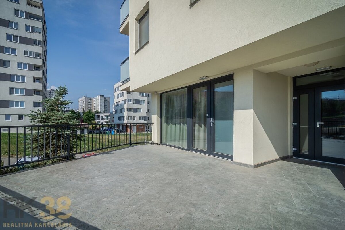 Na prenájom kompletne zariadený 4-izbový apartmán s dvomi terasami — foto 17