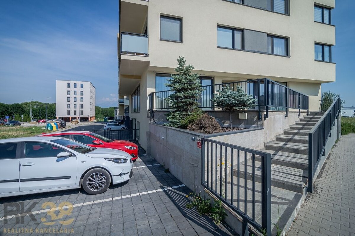 Na prenájom kompletne zariadený 4-izbový apartmán s dvomi terasami — foto 19